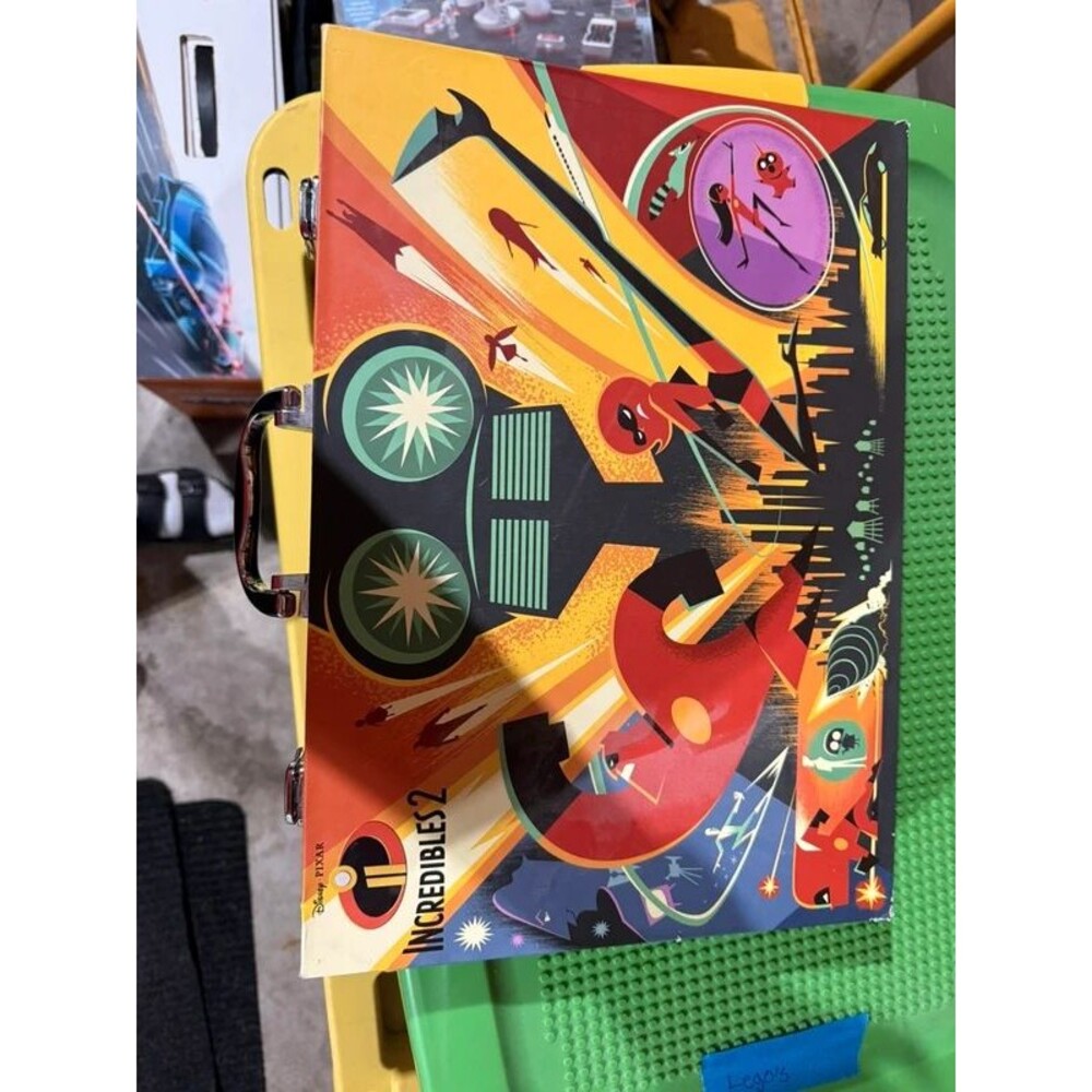Disney Pixar, incredible two Crayola pencil , markers, Kratz kit